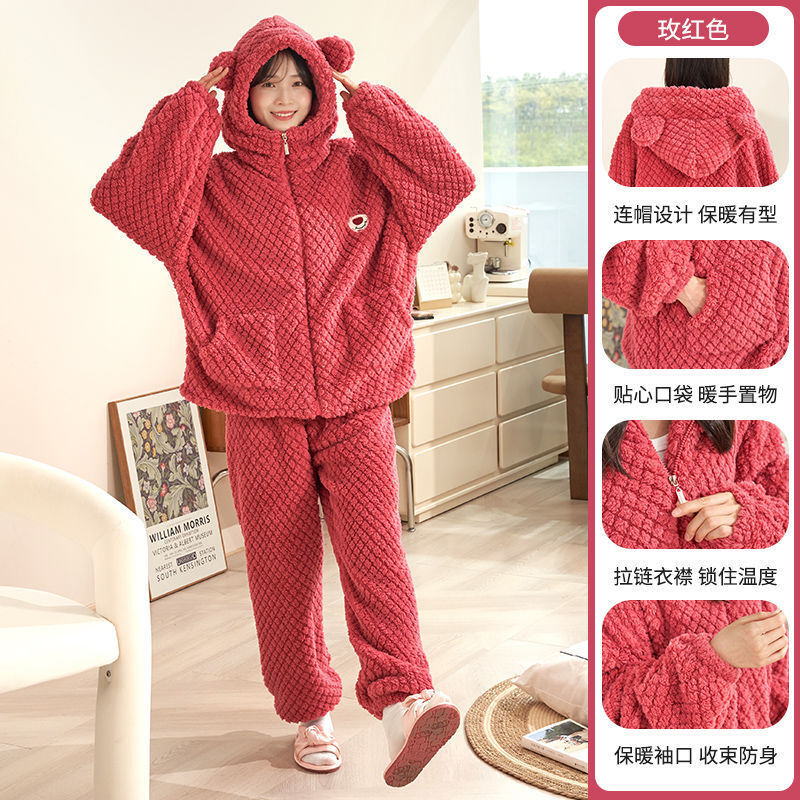 Mùa thu và mùa đông san hô pyjama với hai cặp áo kéo mũ trùm đầu dày đặc với khăn trải giường.
