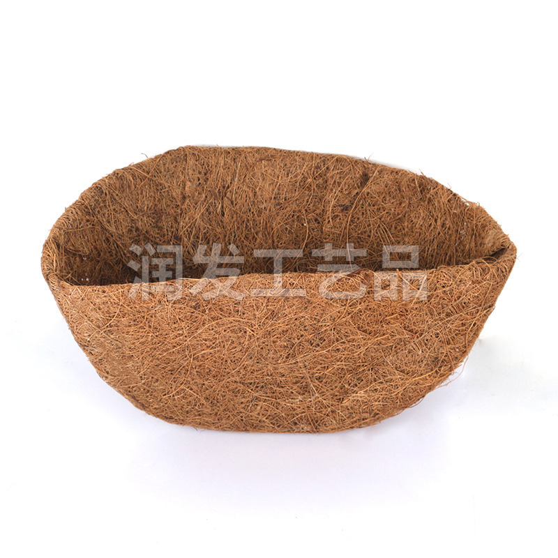 Những giỏ trái dừa màu nâu nửa vòng, giỏ hoa hồng, những bó hoa tổ với lòng bàn tay trên tường.