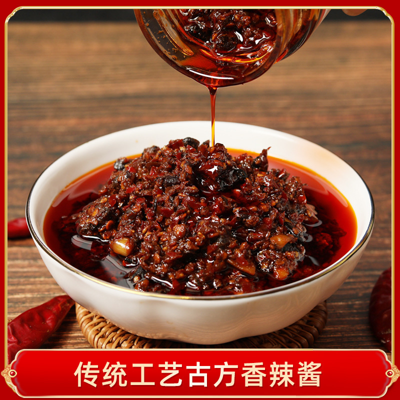 Nước tương cay cũ, nước sốt cải ngô và nước sốt cay.
