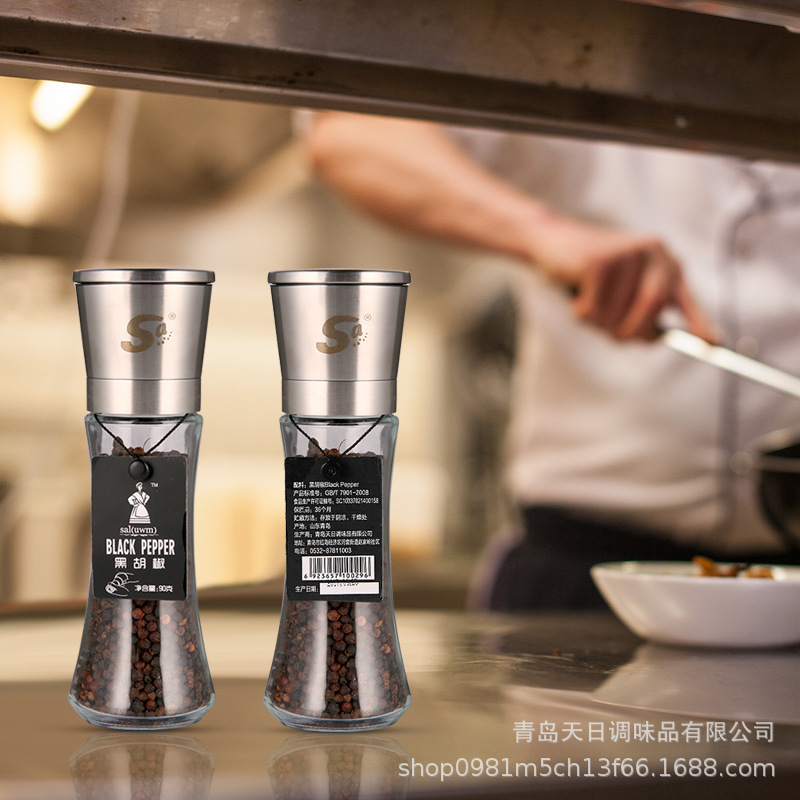 thép không gỉ xay 90 gram tiêu đen, và trộn muối muối với nước muối.