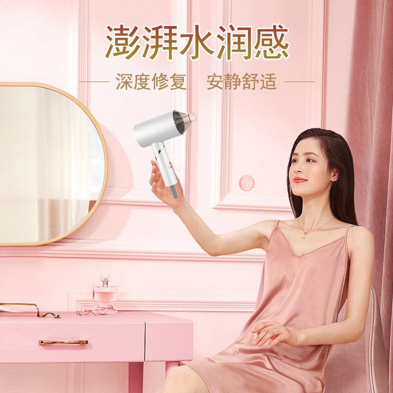 Thợ cắt tóc ở phòng tập thể dục đồ điện tử.