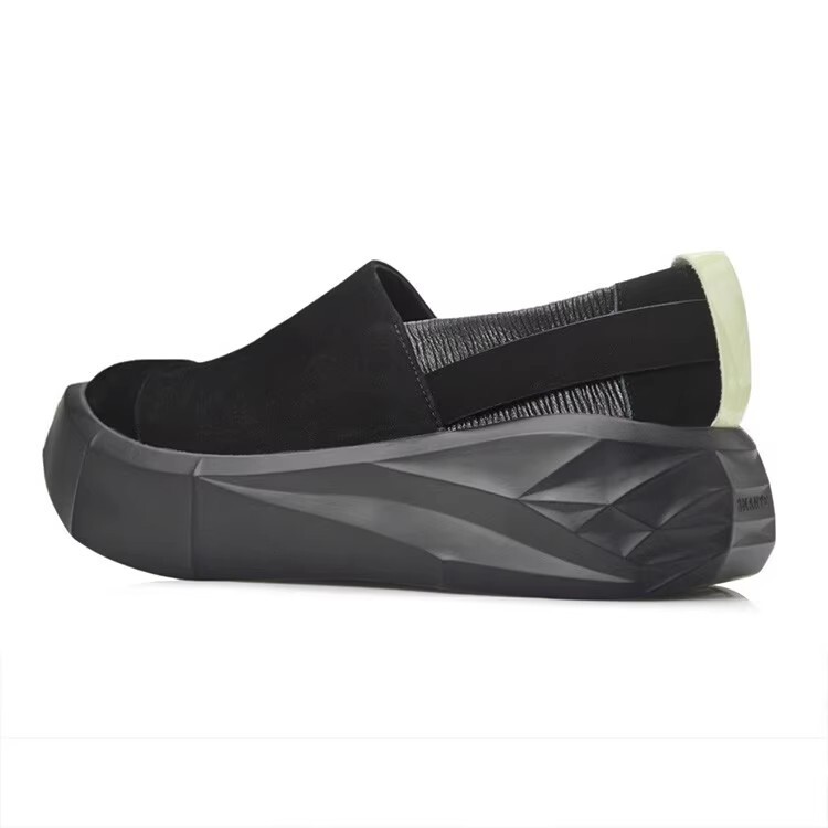 The factory sells the man's retropine shoes, the young and leisurely shoes, the sandy shoes, the sandals, the lazy shoes.