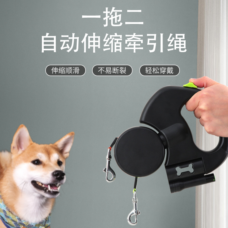 Một con chó với một con chó kéo dây kéo hai đầu tự động kéo dài một nhãn và một con mèo với một con kéo.