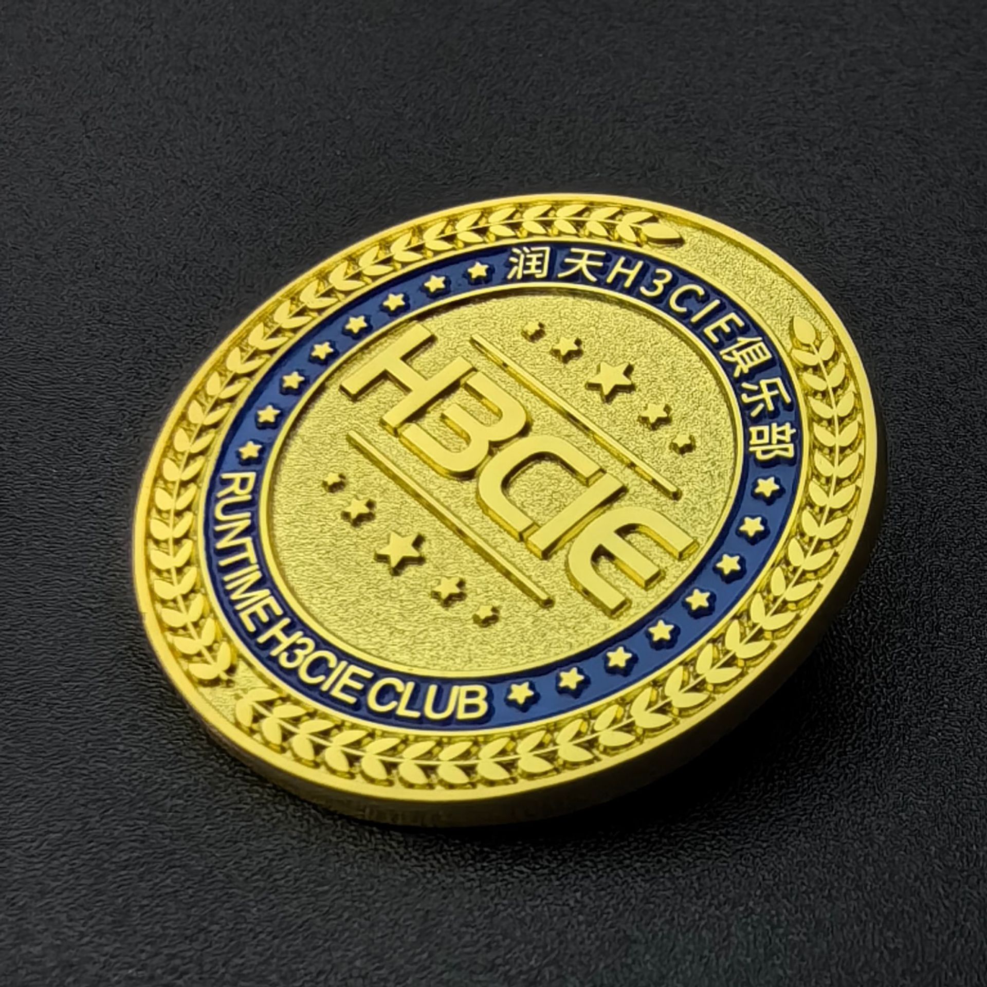 The metal badge is customised for the graduation of the LOGO logo.