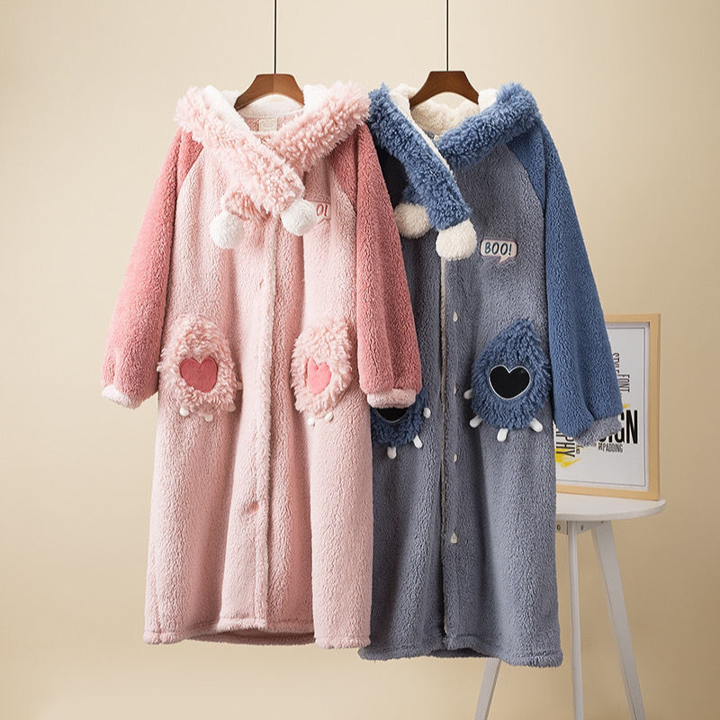 Một con quái vật nhỏ nhung san hô với một bộ đồ ngủ dày, một bức tranh hoạt hình cho mùa đông mùa thu và một cái áo choàng tắm dài.