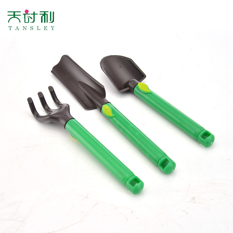 Những dụng cụ làm vườn nhỏ cho trẻ em, ba bộ xẻng dài và một bộ hoa nhỏ.
