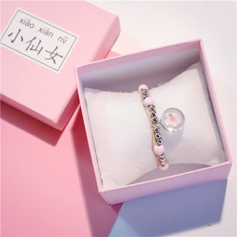 Hand-chained girl, who's about her best friend, the Lolita Gradually Freezer's Red Line bracelet.