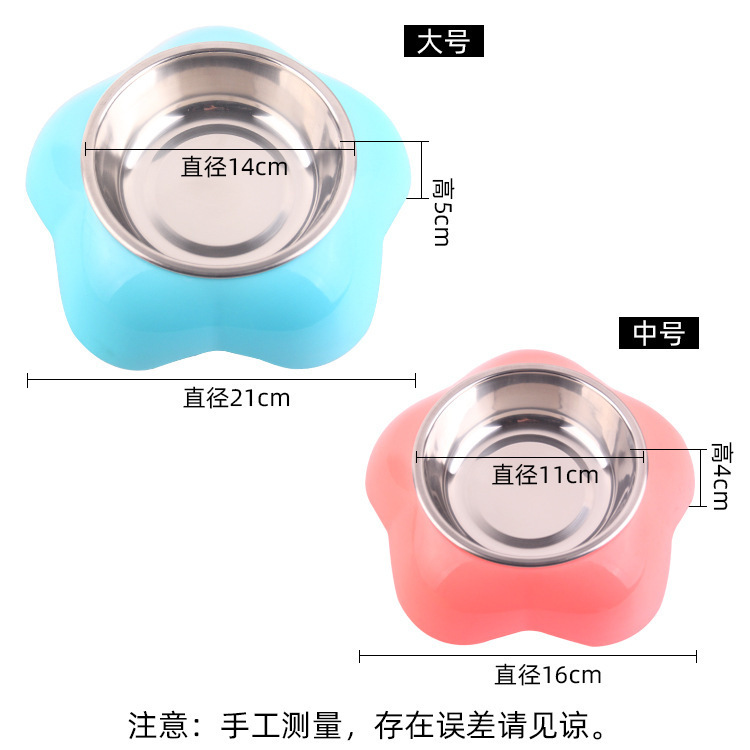 Một tô thức ăn thép không rỉ với một cái bát nhựa thép dày hơn, nhiều hơn nhiều so với chậu nhựa của thú cưng Teddy.