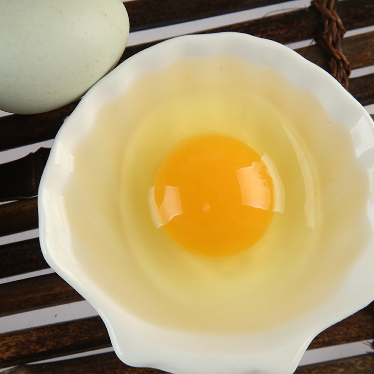 Farmer's ecology provides fresh eggs with direct hair.