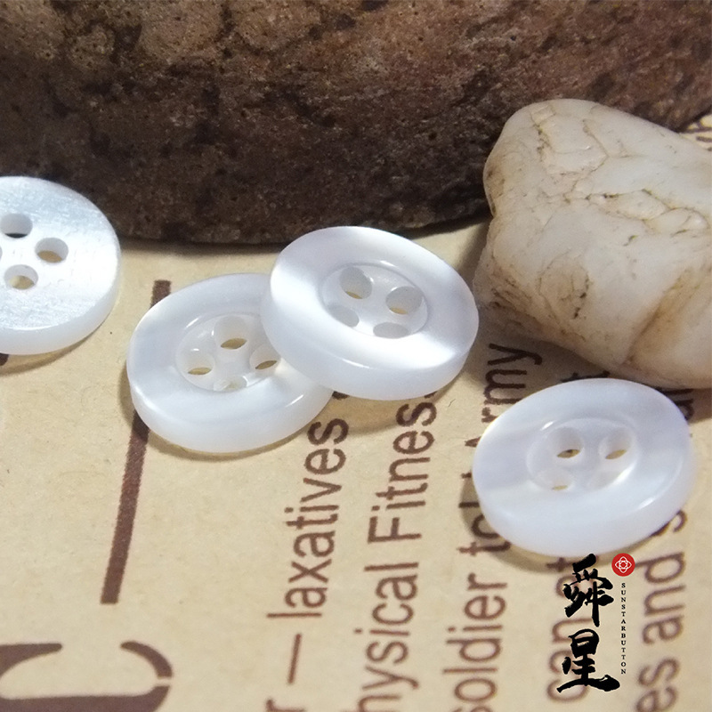 Chất nhựa hình nút với các hàng rào ít đắt tiền với các nút mắt.