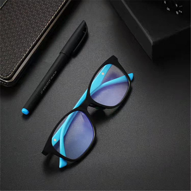 The blue-light-proof close-vision sunglasses at the glasses shop.