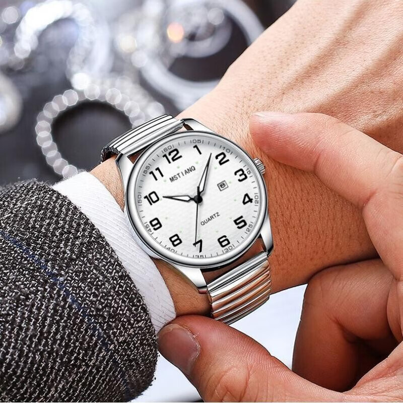 The old man's watch is a big number of men and women.