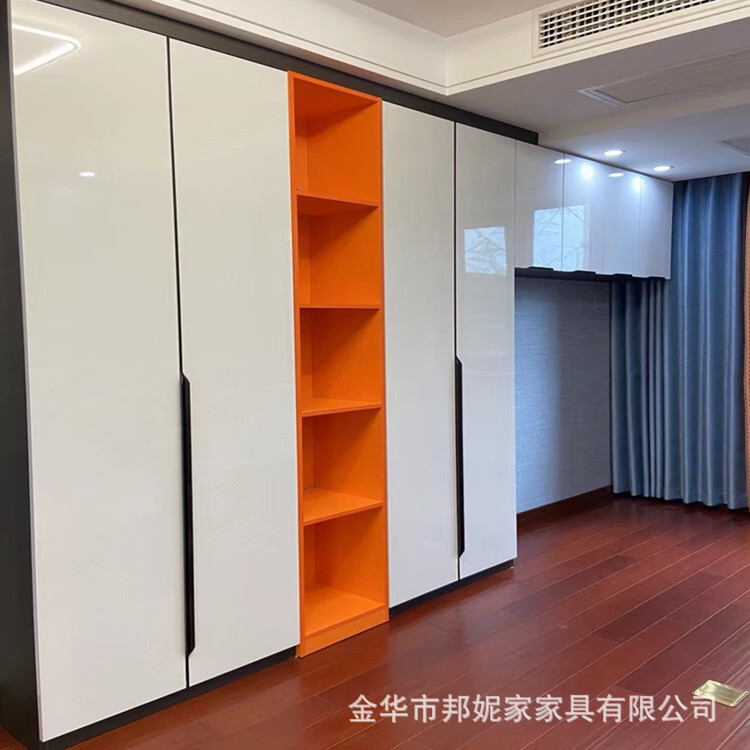 The Boni family in Ginhua has customised the open dressing room to walk into the modern closet, about a few layers of tablet paint.