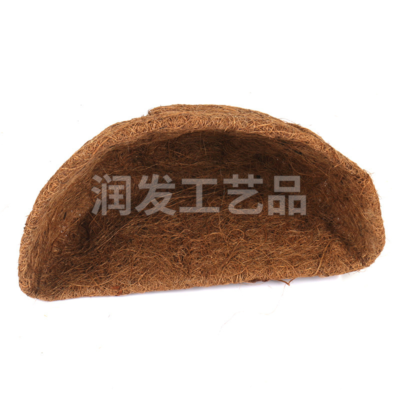 Những giỏ trái dừa màu nâu nửa vòng, giỏ hoa hồng, những bó hoa tổ với lòng bàn tay trên tường.