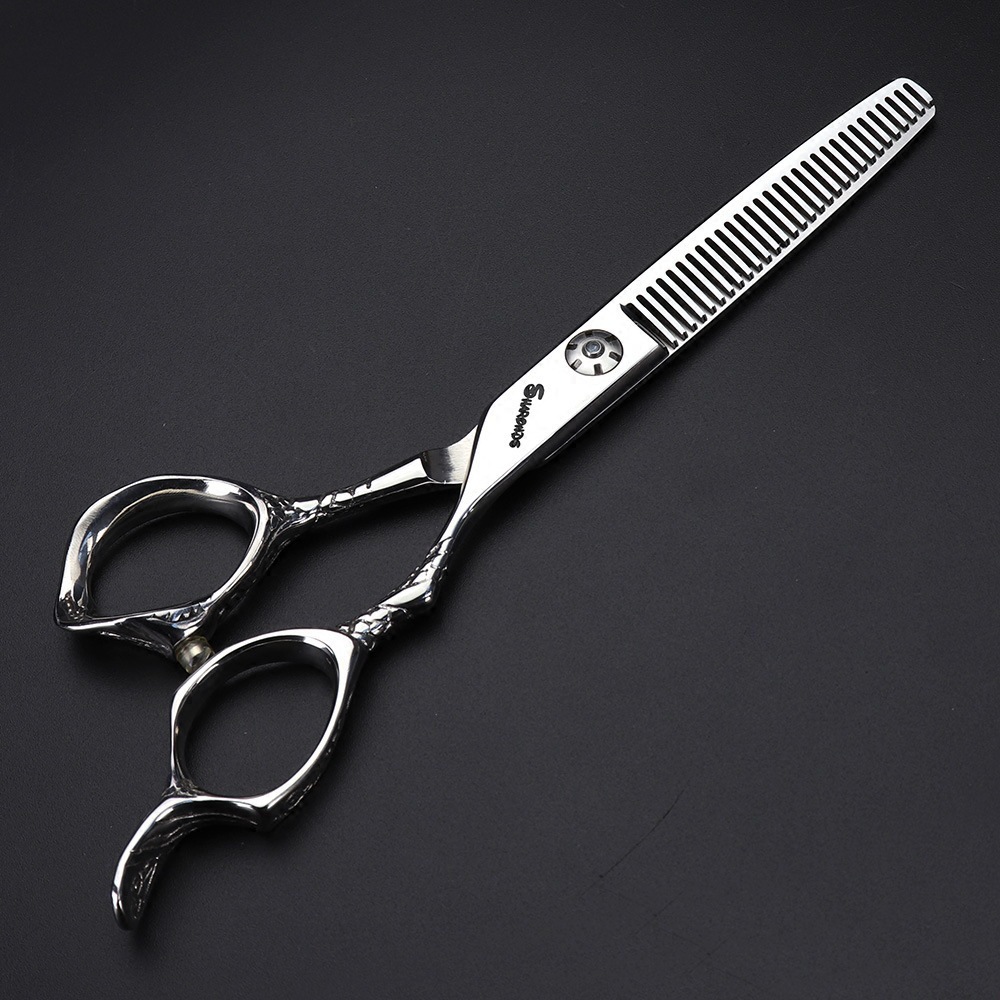 A six-inch hairdresser with a hairdresser's hairdresser. Skintooth cutters and scissors.