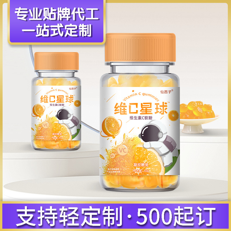 Xi-ni C. Fudge, trái cây V.C. đúc một mẻ kẹo cho trẻ em.