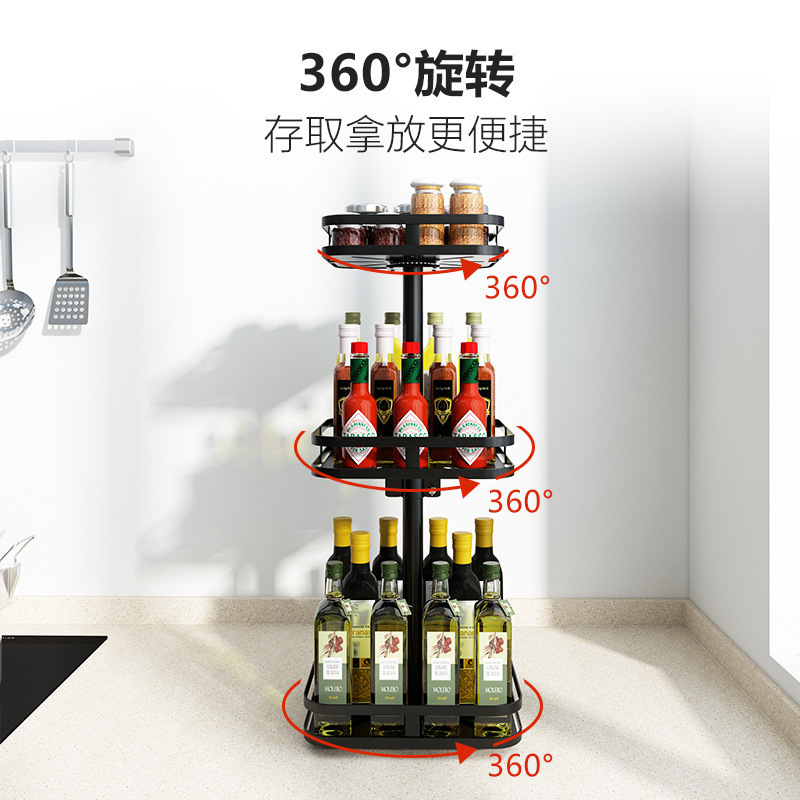 Nhà bếp đã sẵn sàng, nước sốt cà chua trên bàn.
