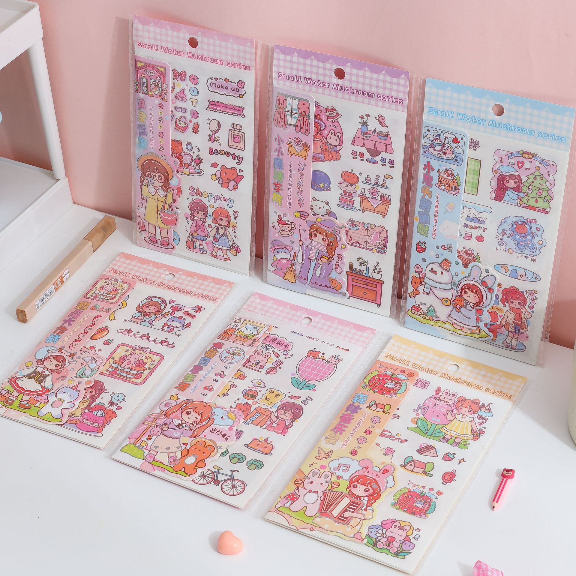 Một nhãn dán tay, Squirty Shroom Series 4 với một hình chữ viết tay phẳng của trẻ em.