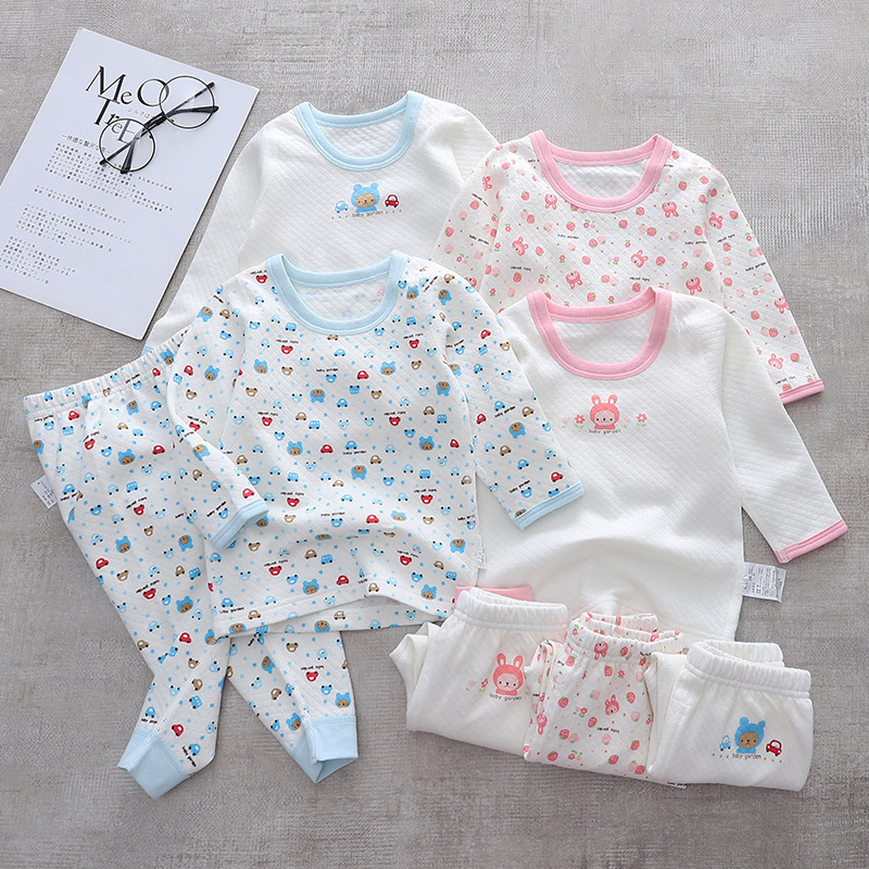 Đàn ông và phụ nữ mặc quần lót, nhỏ và cỡ trung bình đồ lót trẻ em trong pyjama để giữ ấm