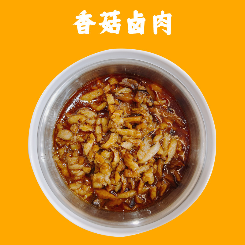 Họ nấu nấm cho việc chuẩn bị thương mại.