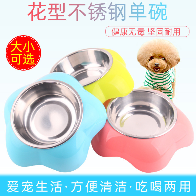 Một tô thức ăn thép không rỉ với một cái bát nhựa thép dày hơn, nhiều hơn nhiều so với chậu nhựa của thú cưng Teddy.