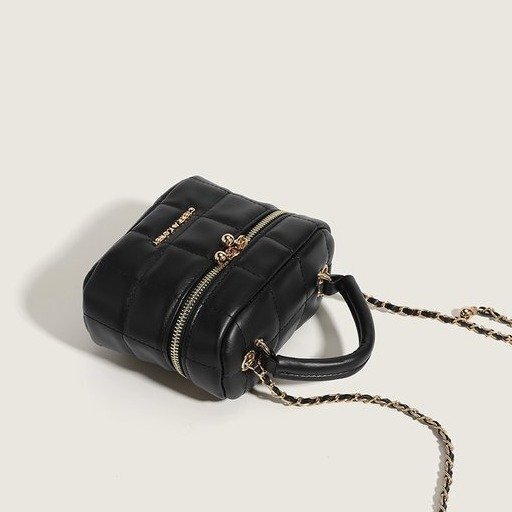 The metal letter of a good-quality PU-class make-up bag with a hand-held one-shoulder cell phone and zipper-chained bucket.