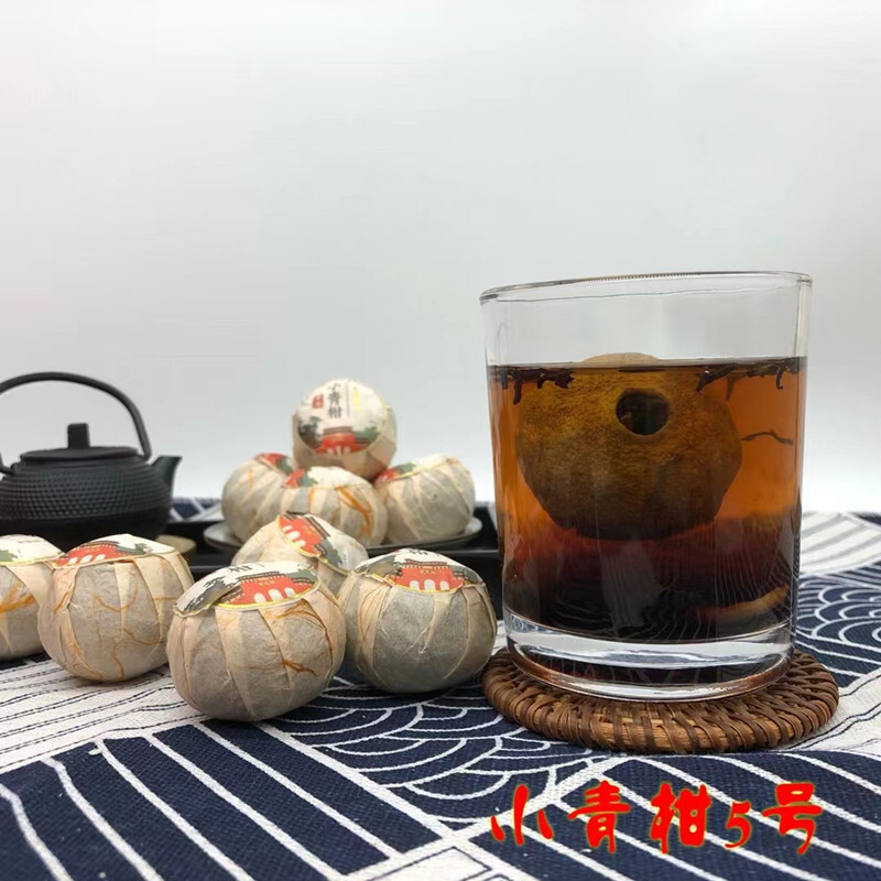 Vào cuối năm, hộp trà được làm rám nắng và làm rám nắng.