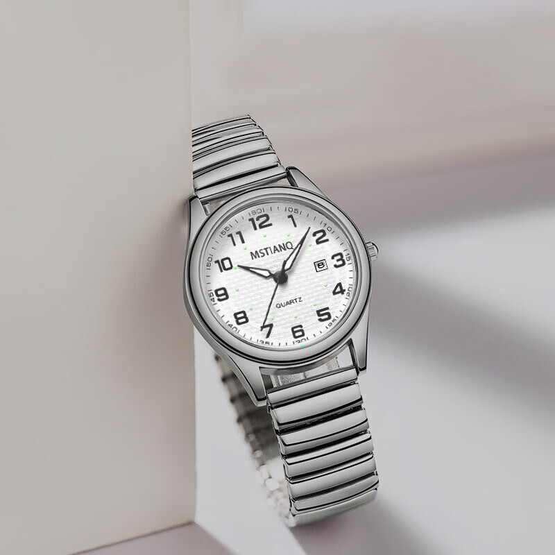 The old man's watch is a big number of men and women.