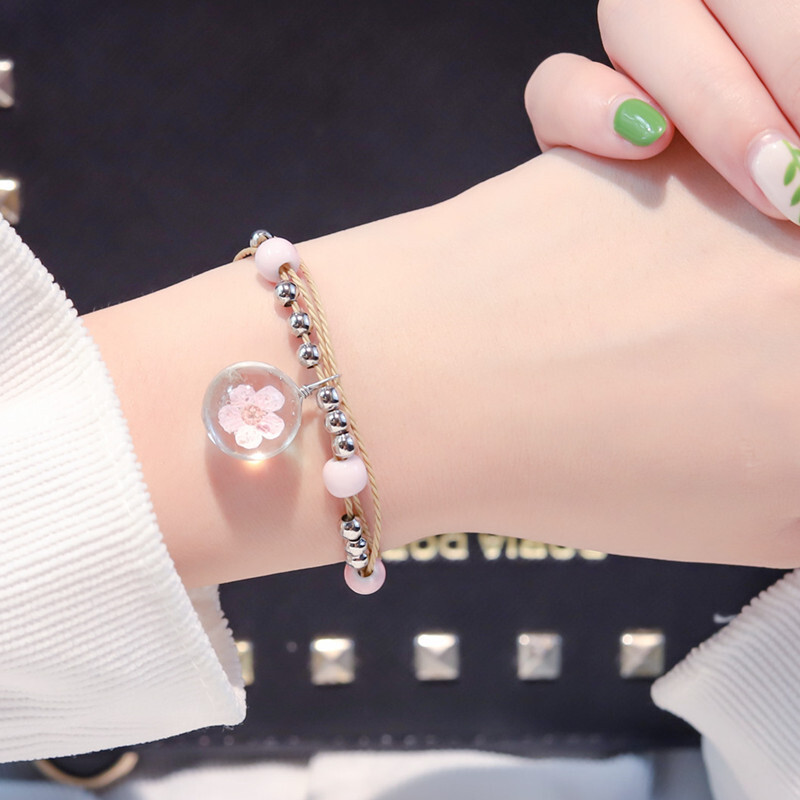 Hand-chained girl, who's about her best friend, the Lolita Gradually Freezer's Red Line bracelet.