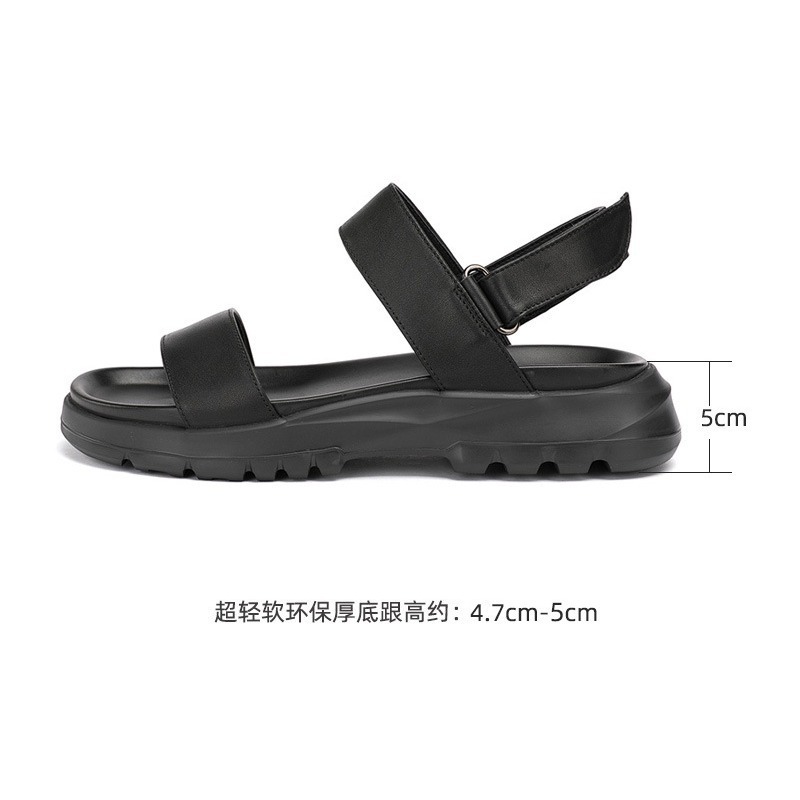 The factory's supply for the summer men's fun, and the sandals and sandals on the outside.