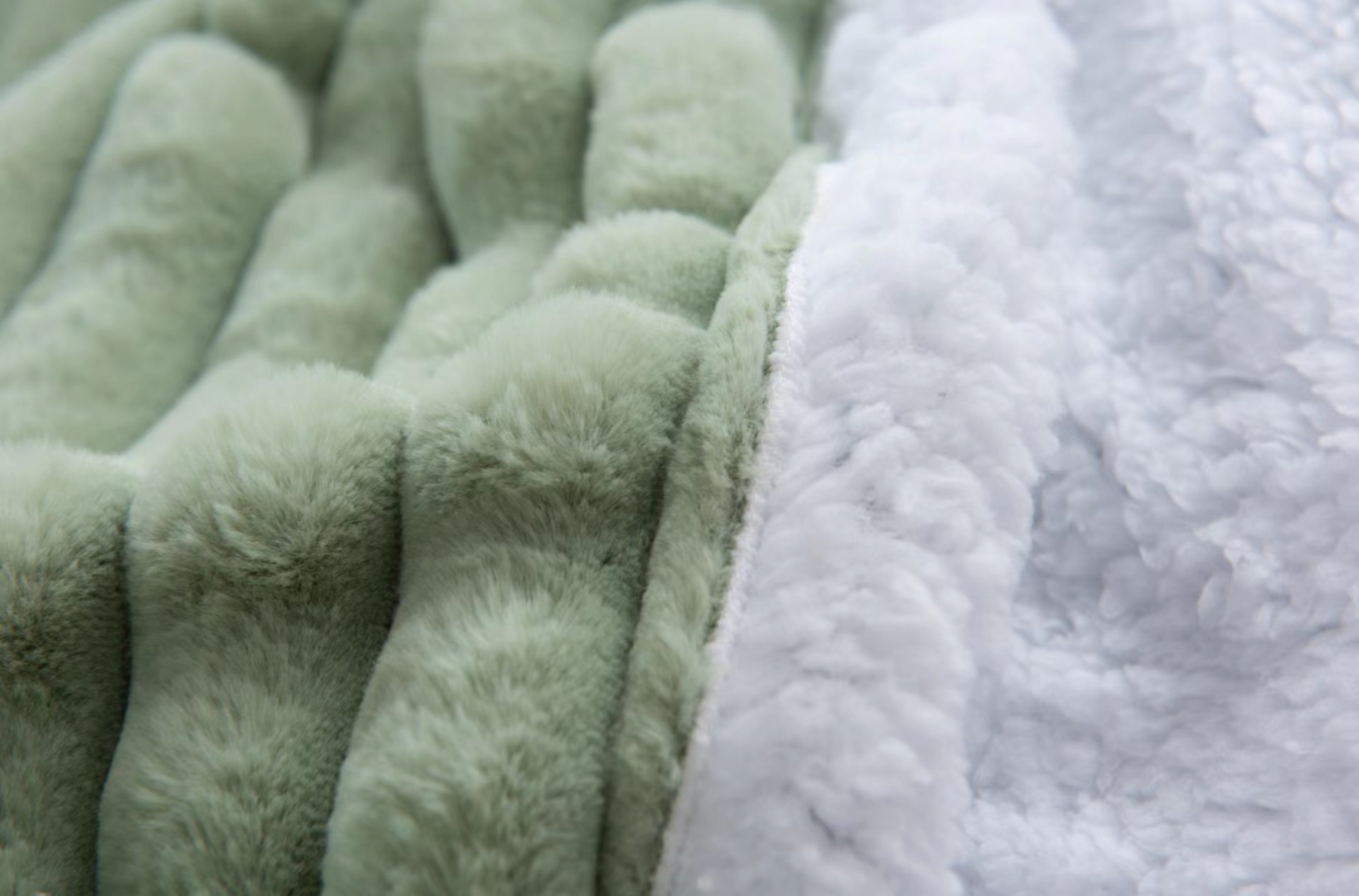 The Amazon wholesaler's double-covered blanket lamb bed with a flannel sofa blanket for a nap.