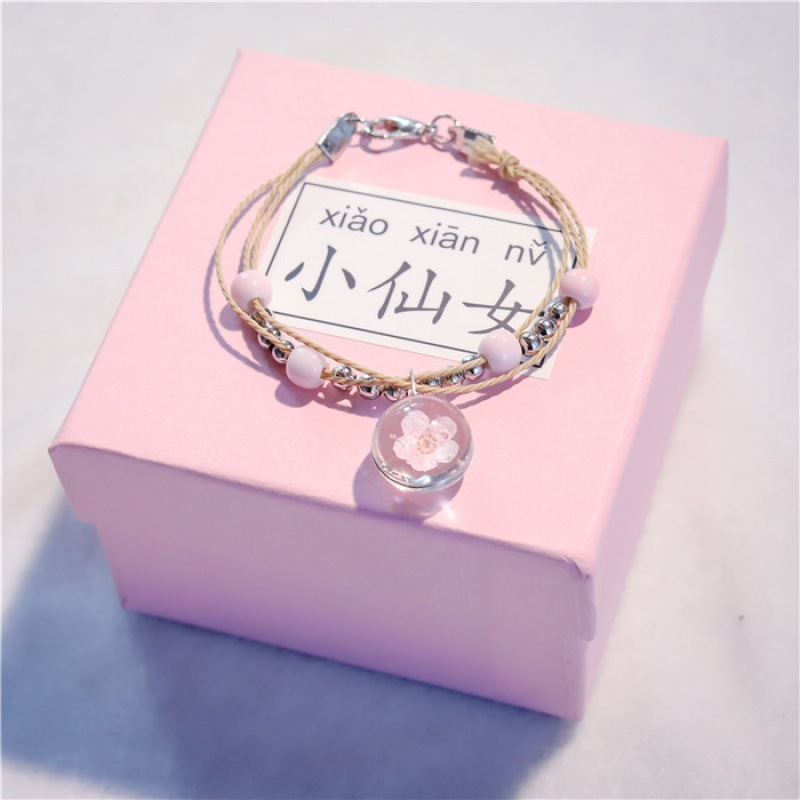 Hand-chained girl, who's about her best friend, the Lolita Gradually Freezer's Red Line bracelet.