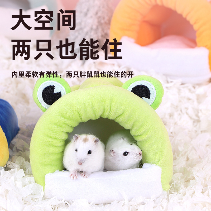 Hamsters ở lại ấm áp để ngủ trên giường đông và ngủ trong túi để trốn nhà.