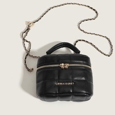 The metal letter of a good-quality PU-class make-up bag with a hand-held one-shoulder cell phone and zipper-chained bucket.