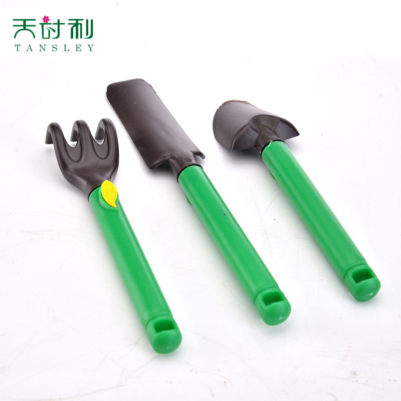 Những dụng cụ làm vườn nhỏ cho trẻ em, ba bộ xẻng dài và một bộ hoa nhỏ.