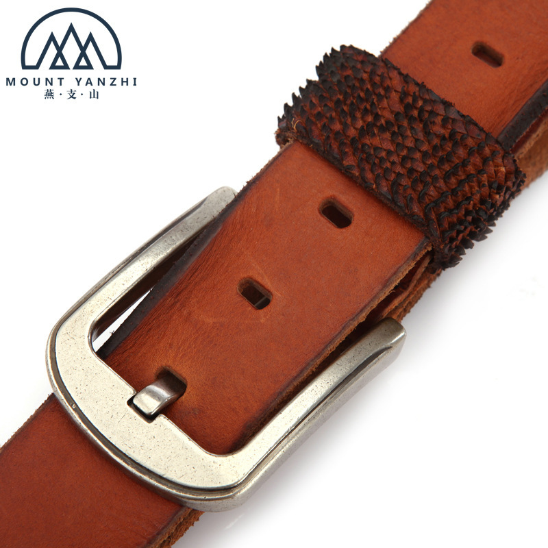 The Guangzhou factory customised the head-covered pelt belt for a man with a retro-creatured leather button belt.