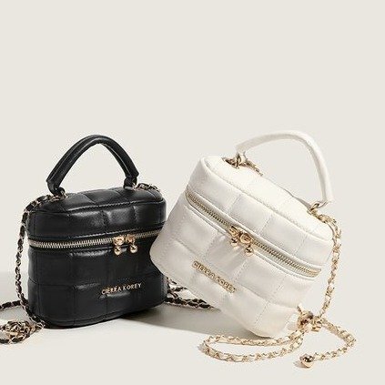 The metal letter of a good-quality PU-class make-up bag with a hand-held one-shoulder cell phone and zipper-chained bucket.