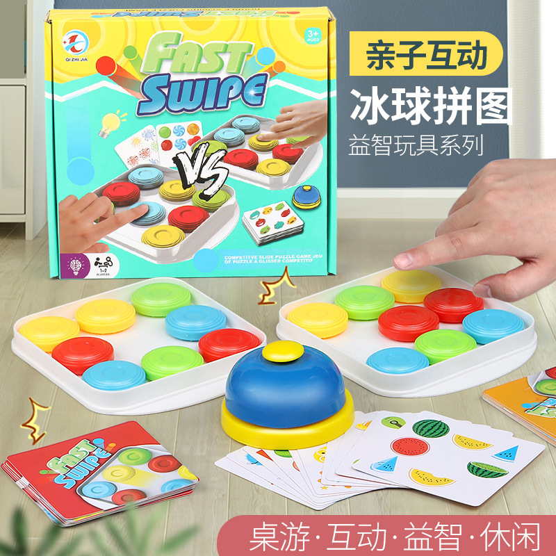 Một trò chơi giải đố chạy ngang hàng với một cặp màu sắc của đồ chơi giao tiếp sinh học của trẻ em