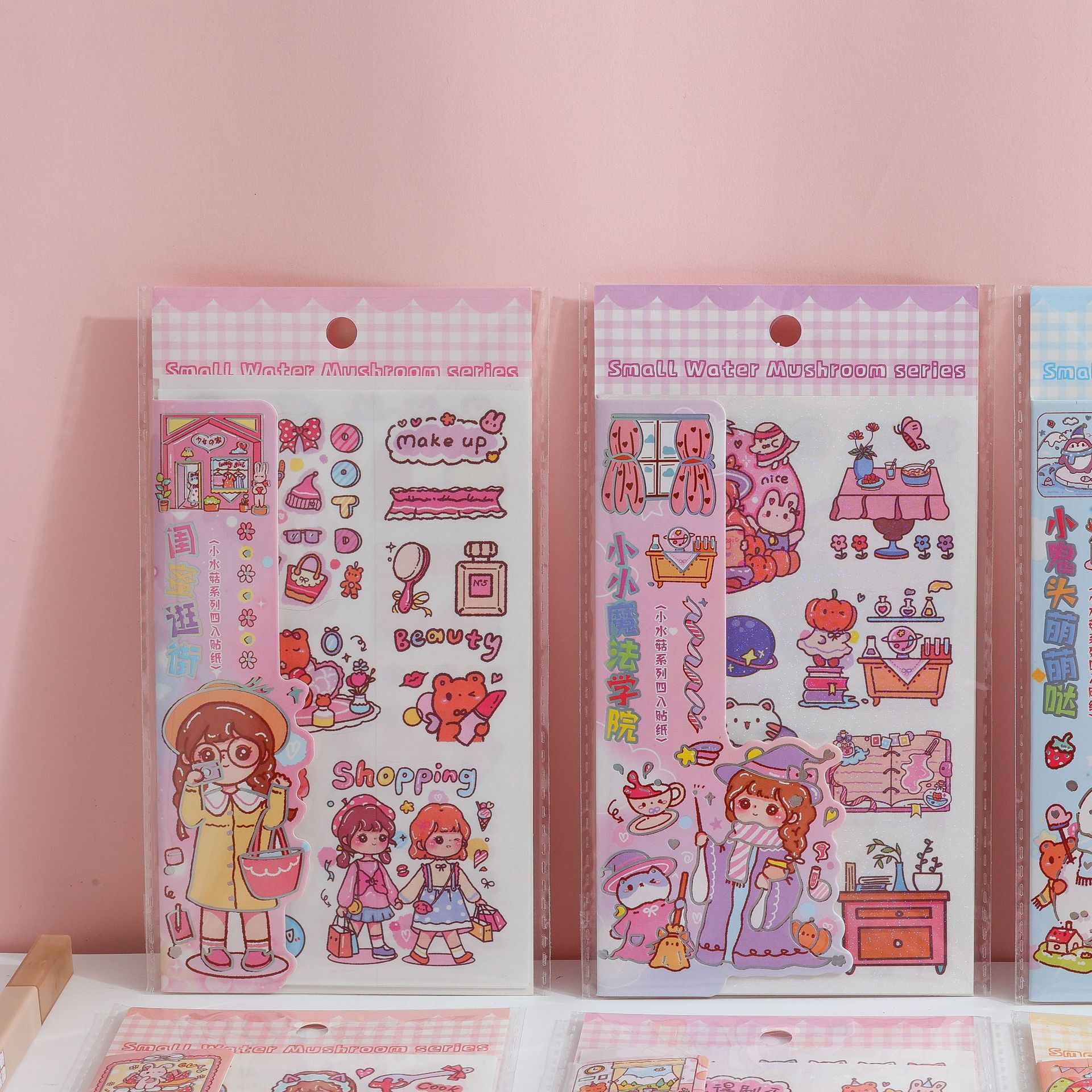 Một nhãn dán tay, Squirty Shroom Series 4 với một hình chữ viết tay phẳng của trẻ em.