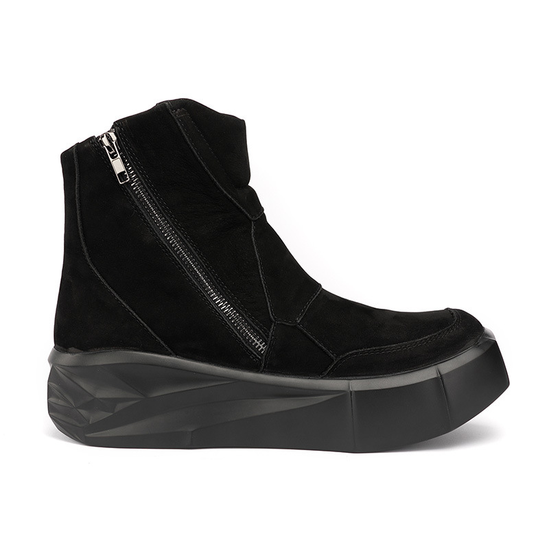 The tall man's boots are thick, dark, sand-skin Martin's boots, and he's doing it up to the gula chain boots.