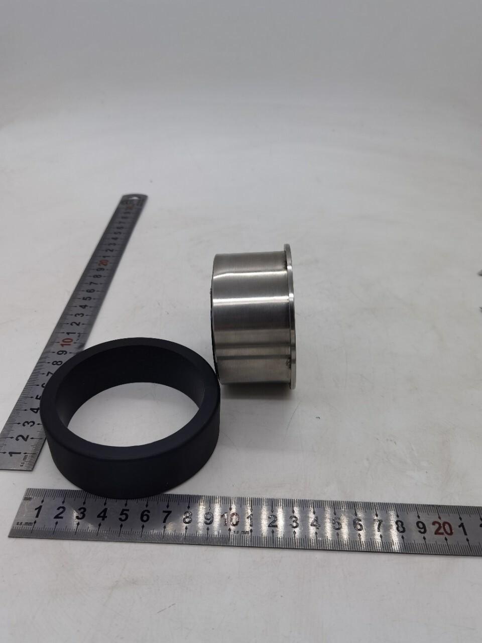 Những cánh cửa thép không rỉ đặc chống lại vỏ 304 của cánh cửa cao cấp dừng lại.