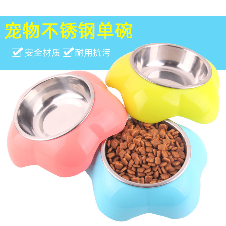Một tô thức ăn thép không rỉ với một cái bát nhựa thép dày hơn, nhiều hơn nhiều so với chậu nhựa của thú cưng Teddy.