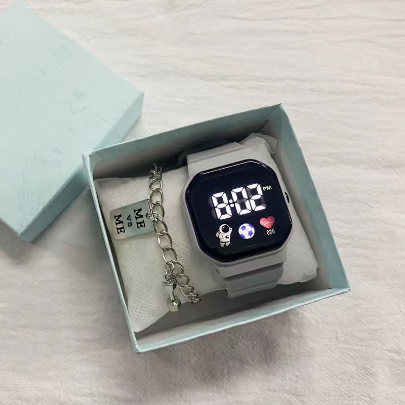 The square watch, the primary high school student Han, is a simple digital spaceman spreadsheet.