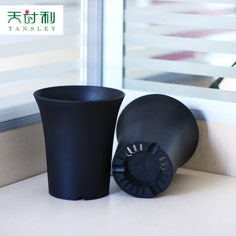 Ống nước, bình nhựa ở eo cao, bình mận đen trắng.