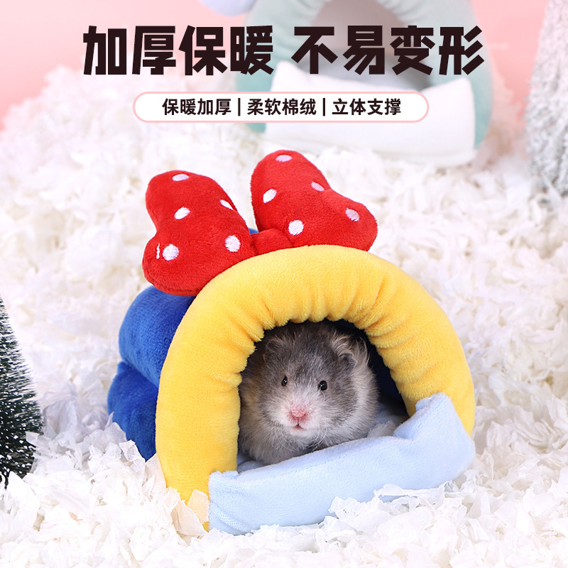 Hamsters ở lại ấm áp để ngủ trên giường đông và ngủ trong túi để trốn nhà.