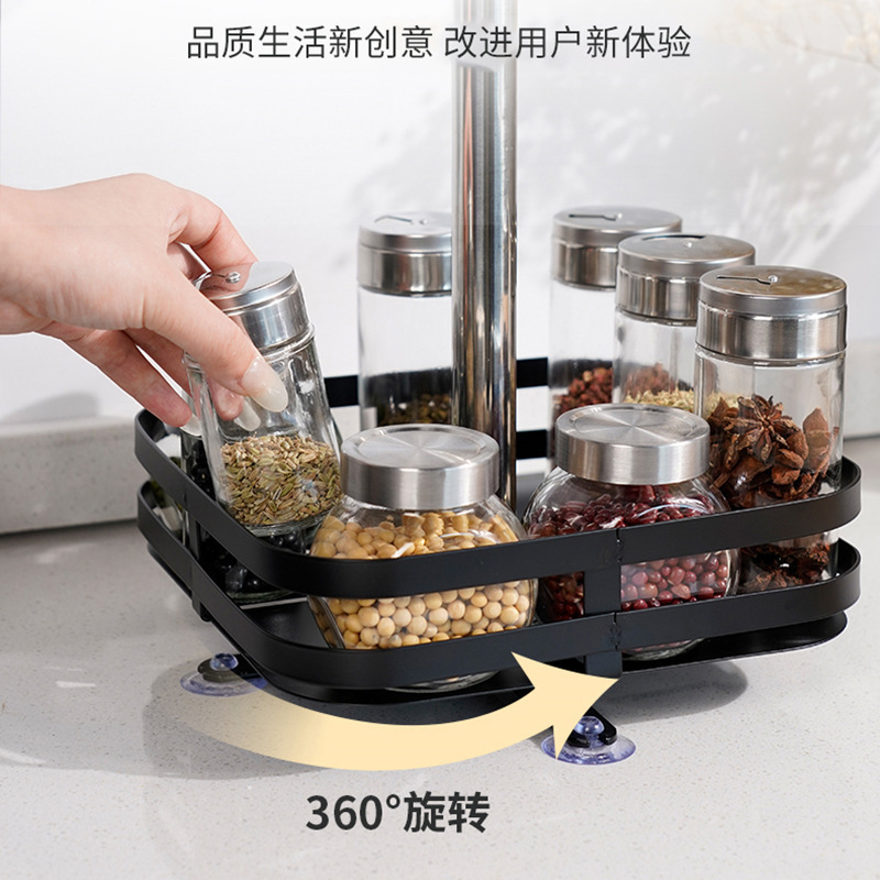 Nhà bếp đã sẵn sàng, nước sốt cà chua trên bàn.