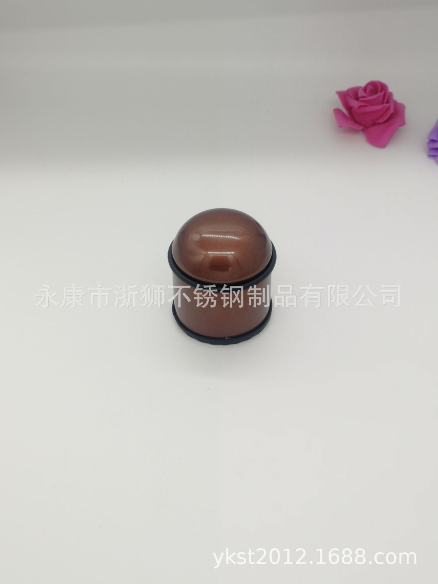 Nó là một nhà máy, mái vòm lớn, ánh sáng cát, màu sơn, nhiều màu sắc.
