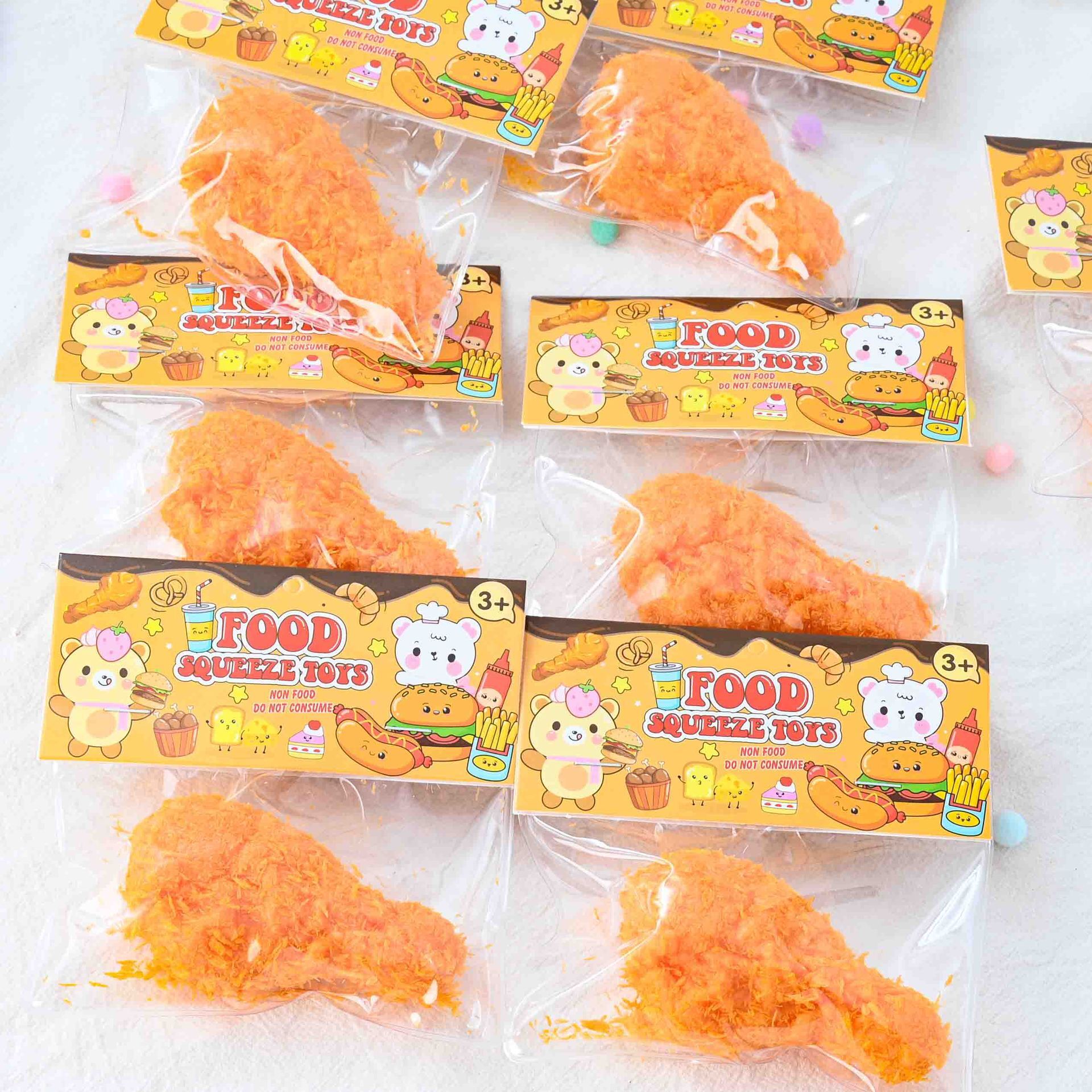 Cuốn sách đỏ và kem của Fry Fry để siết chặt chân gà của đồ chơi.