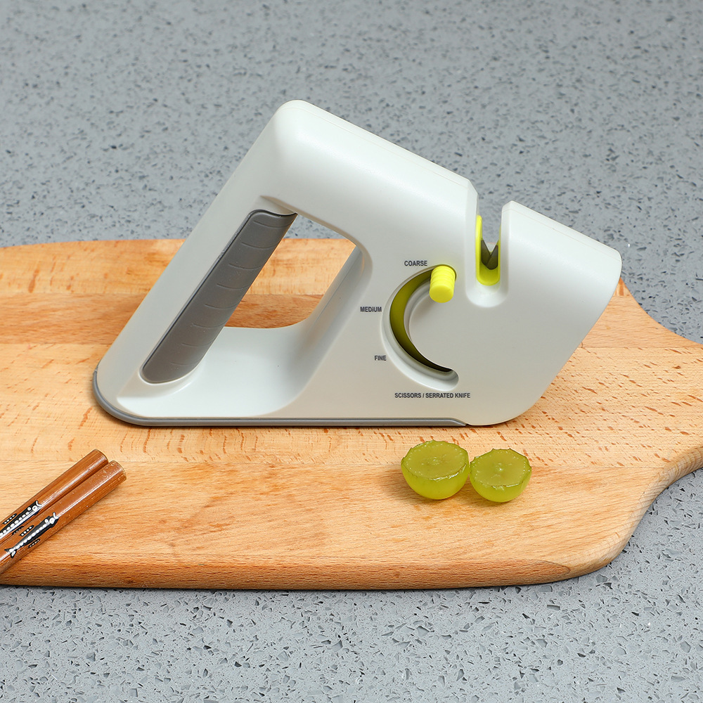 Kitchen's multipurpose sharpener tool, with a wholesale scissors and a hand grinder.