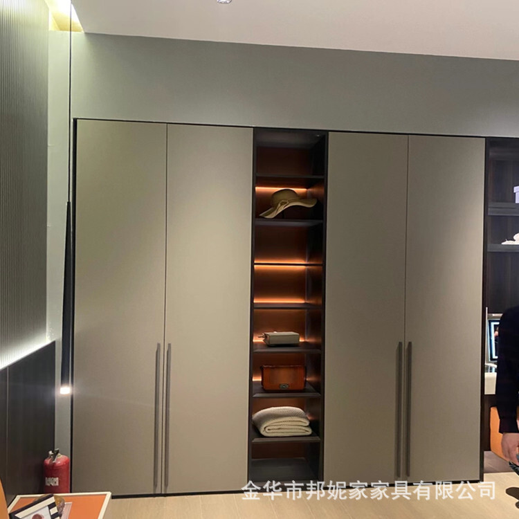 The Boni family in Ginhua has customised the open dressing room to walk into the modern closet, about a few layers of tablet paint.